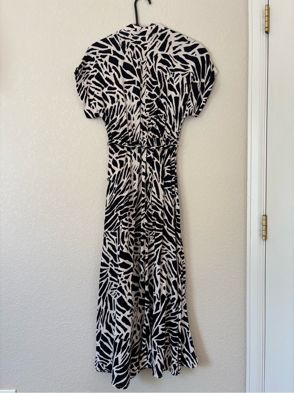 H&M beige and black abstract pattern maxi dress with tie waist, size S - Picture 3 of 8